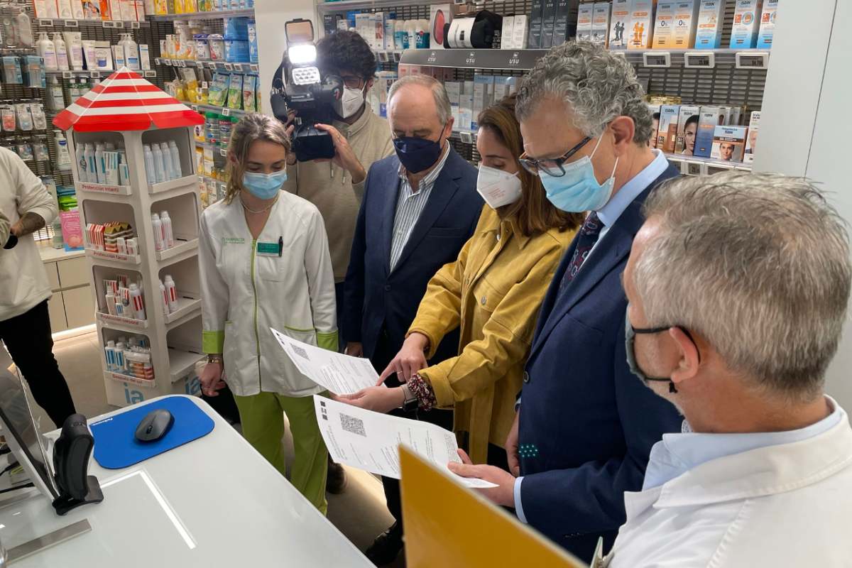 Juan José Pedreño, consejero de Sanidad de Murcia (en el centro), durante su visita a una oficina de farmacia de la capital autonómica. Foto: SERVICIO MURCIANO DE SALUD.